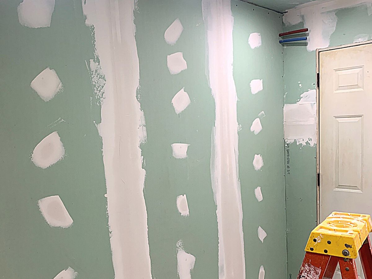 how-to-paint-walls-without-taping-ceiling