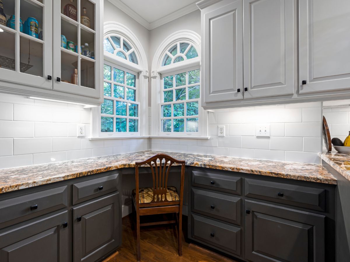 Where To Put Knobs And Handles On Kitchen (With Pictures